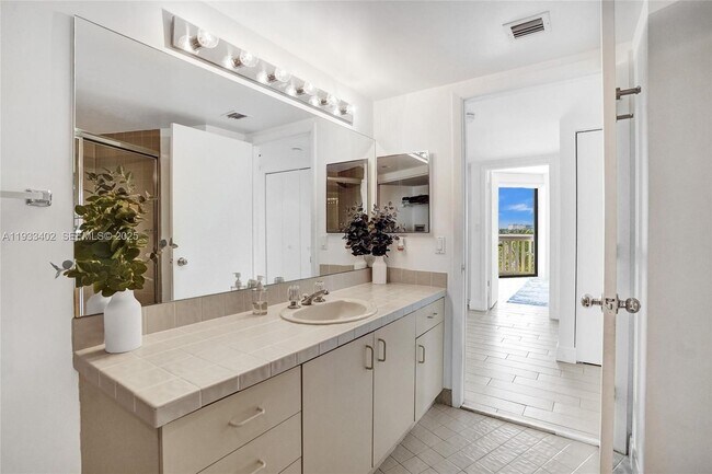 Building Photo - 1000 E Island Blvd