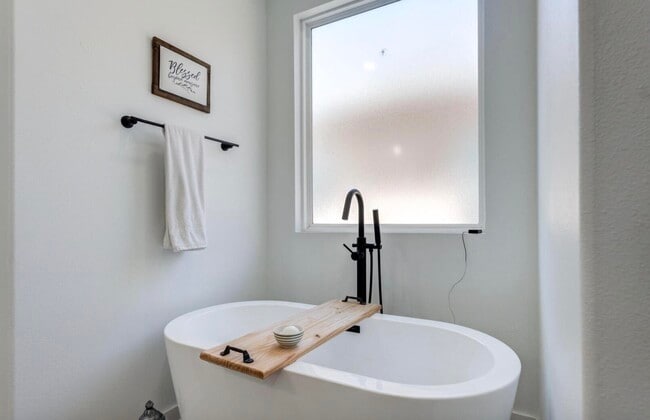 Building Photo - 12016 Savannah Ave