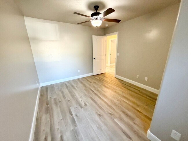 Building Photo - 355 W 200 S