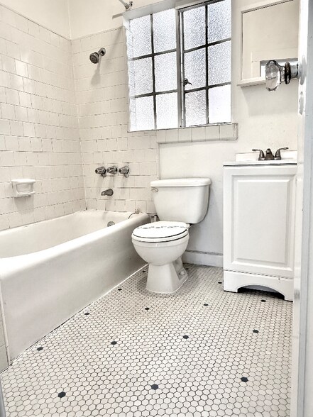 Building Photo - 2818 Telegraph Ave