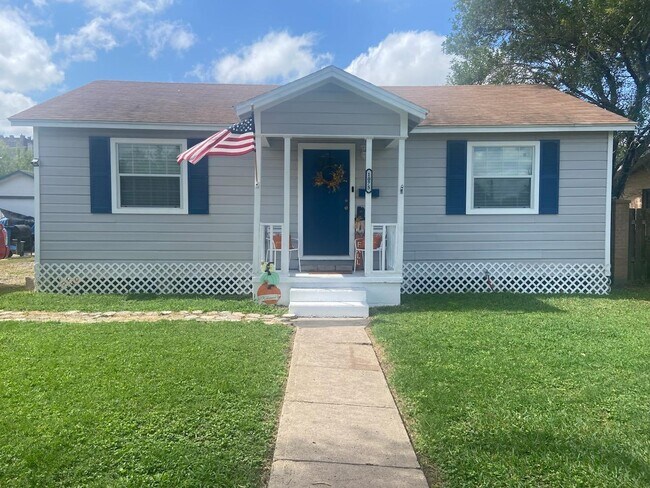 Primary Photo - 1075 N Dick Dowling St