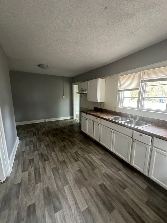 Building Photo - 3 bedroom 1 bath cozy home!