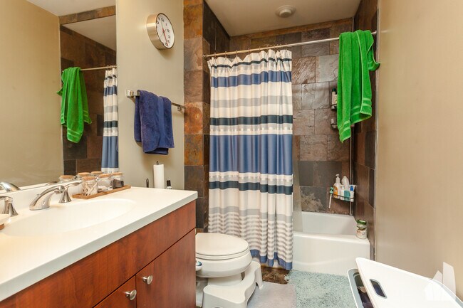 Building Photo - 648 W 16th St