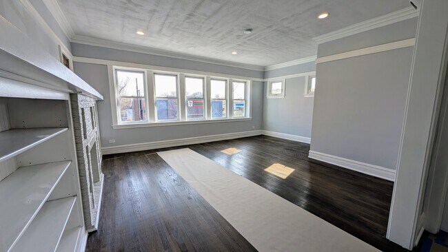 Building Photo - 5028 W Lawrence Ave