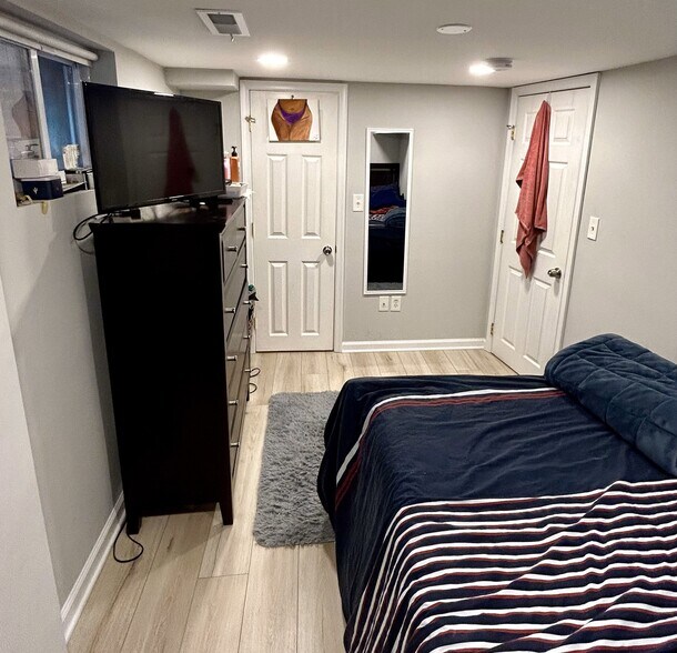 Building Photo - 2010 1st St NW