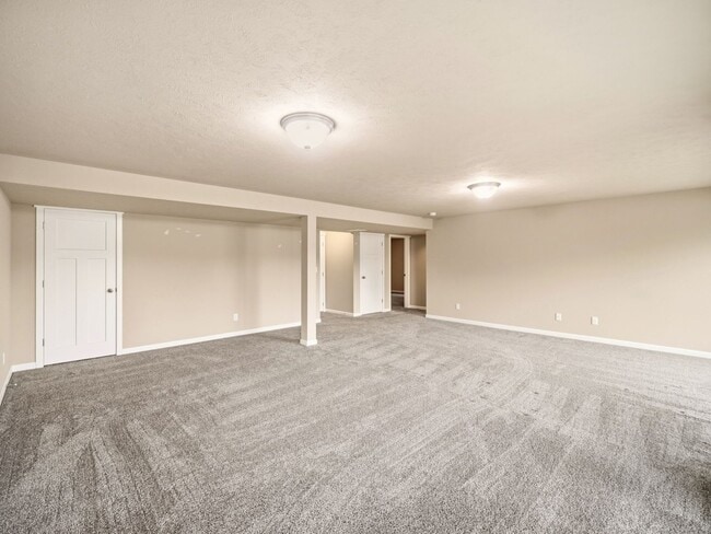 Building Photo - Spacious 5-Bedroom Home with Private Yard & Parking in Spokane