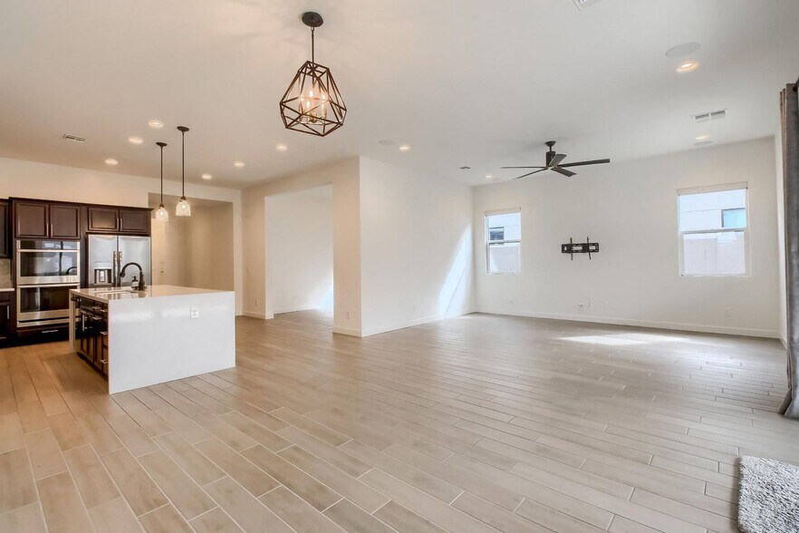 Building Photo - 1005 E Paseo Way