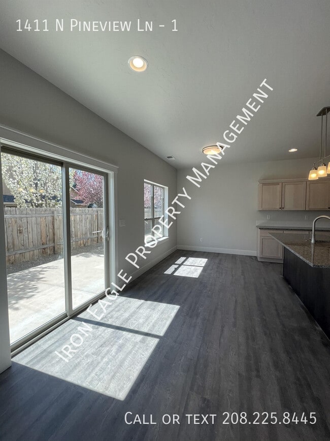 Building Photo - 1411 N Pineview Ln
