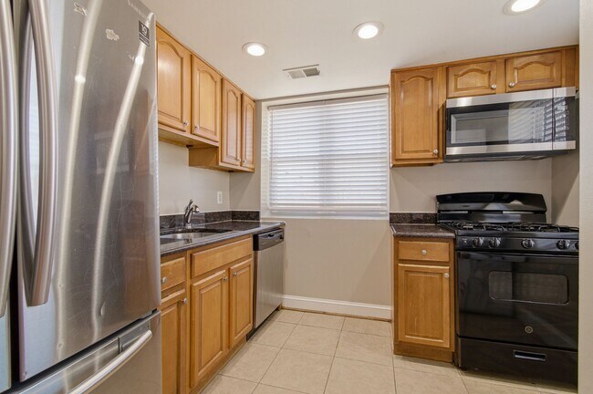 Building Photo - Congress Heights Three Bedroom W/Washer & Dryer In Unit!