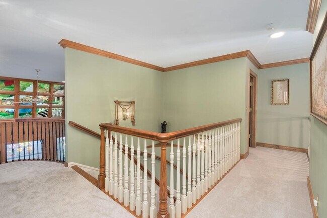 Building Photo - 833 Lakewood Dr