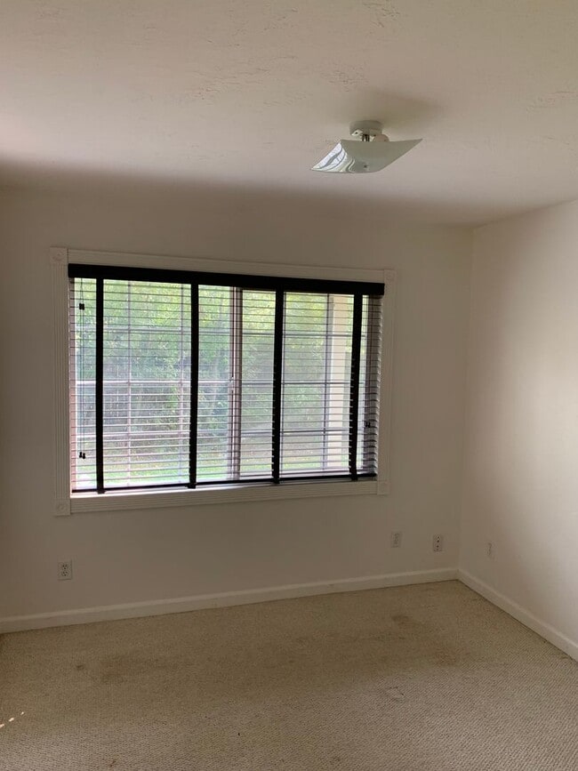 Building Photo - 3 Bedroom, PET FRIENDLY House in Fieldbrook