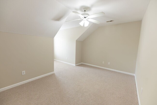 Building Photo - 121 Goldfinch Ave