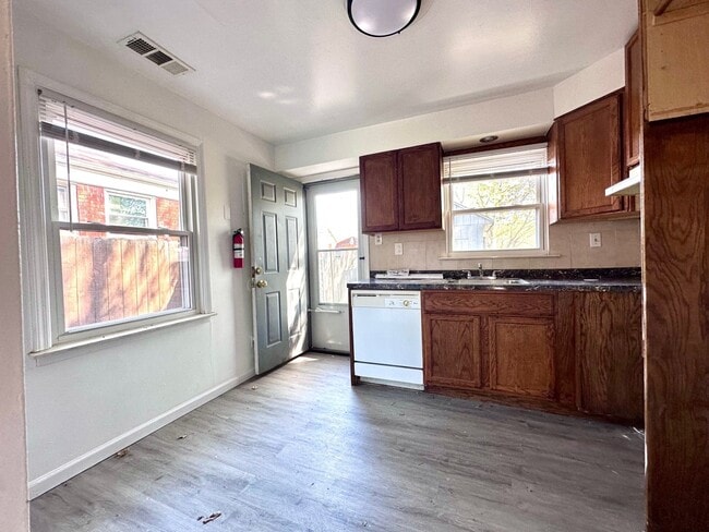 Building Photo - 1697 London