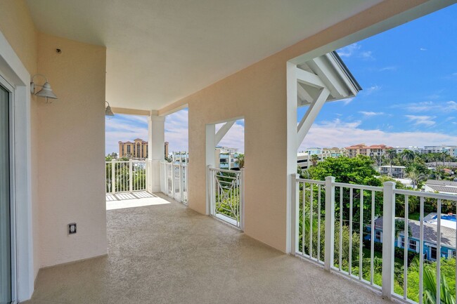 Building Photo - Gorgeous Penthouse Unit One Block from the...