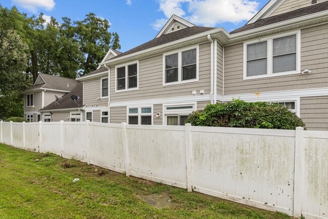 Building Photo - Beautiful 3-Bedroom Condo in Norfolk.
