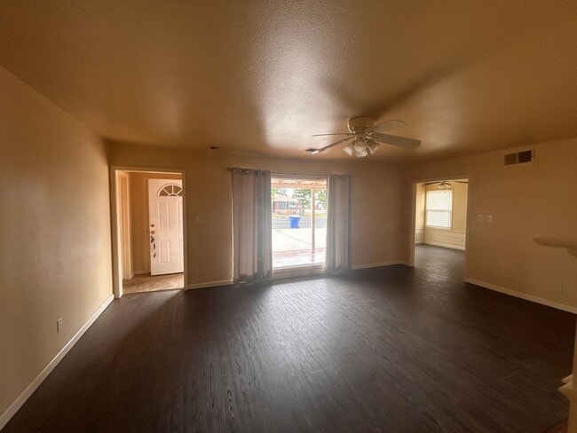 Building Photo - This home is loaded with space and features and Northwest Hanford