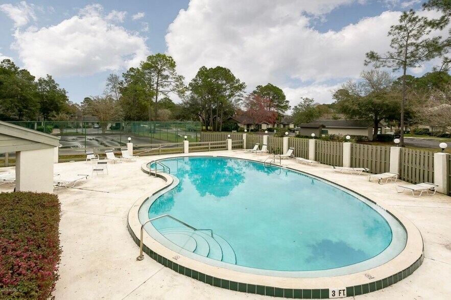 Building Photo - 7623 Baymeadows Cir W