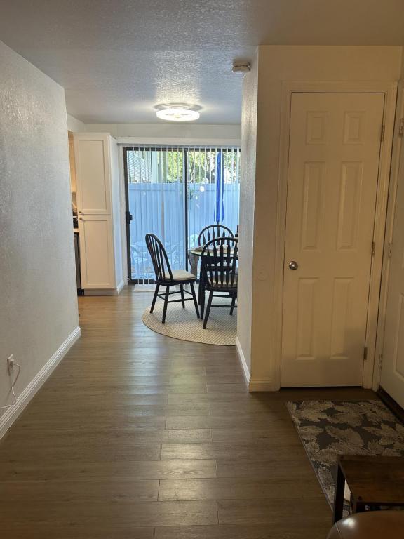 Building Photo - 2215 Poplar Dr