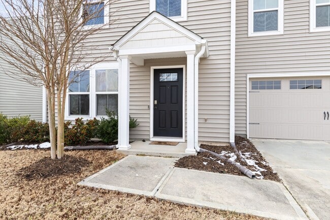 Building Photo - 4 Bed, 2.5 Bath, 2 Car Garage Near Everything in Durham!