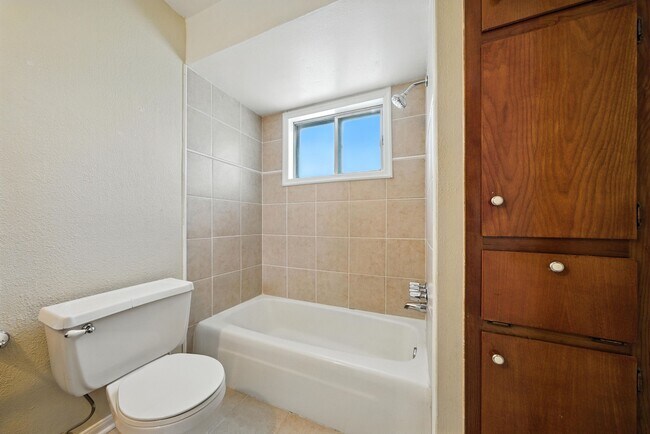 Building Photo - 10666 Hazelhurst Dr