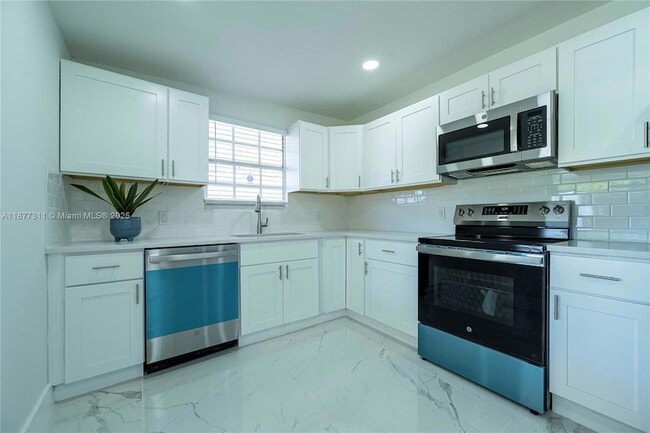 Building Photo - 921 NW 30th Ct