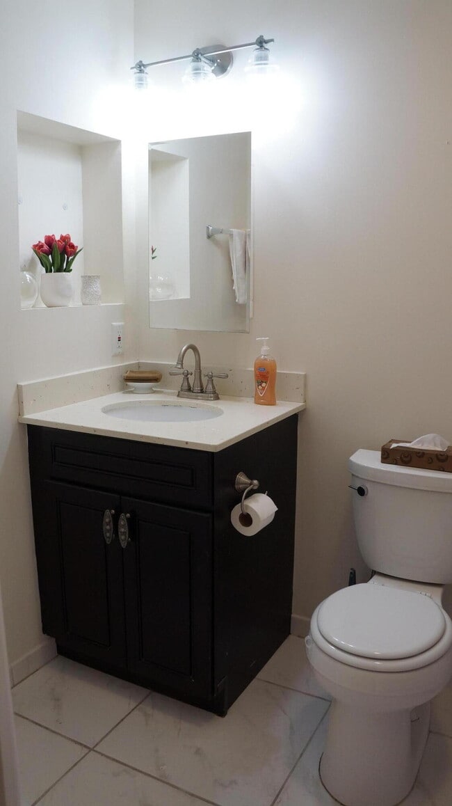 Building Photo - 42 Sussex E