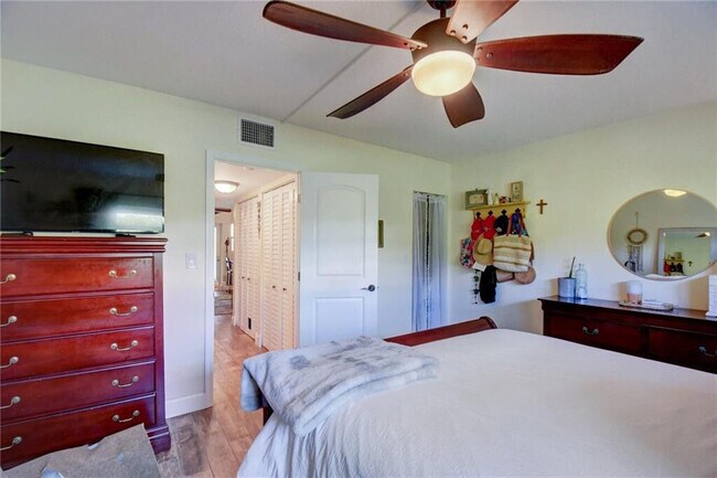 Building Photo - 1340 NE 28th Ave