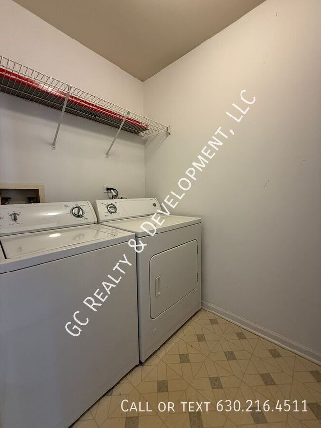 Building Photo - ***2 BDRM / 2ND FLOOR / WASHER & DRYER IN ...