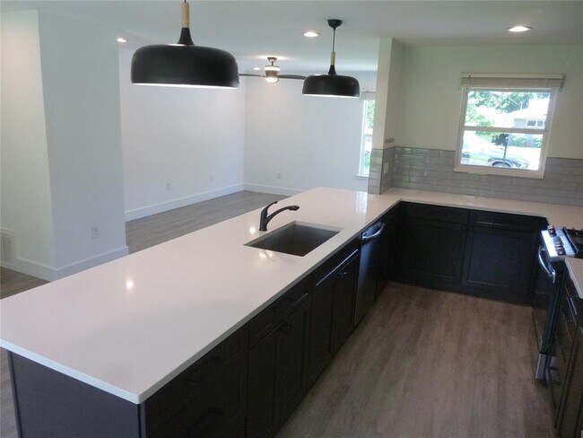 Building Photo - 7503 Eastcrest Dr