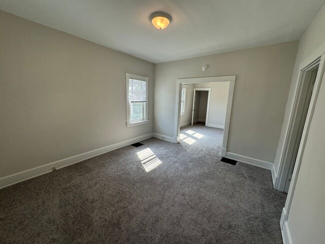 Building Photo - MADISONVILLE - Adorable 2 bed 2 bath cape ...