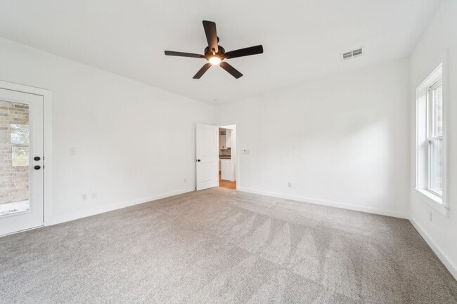 Building Photo - Spacious Home Minutes from Aspen Creek Elementary & Elam Park!