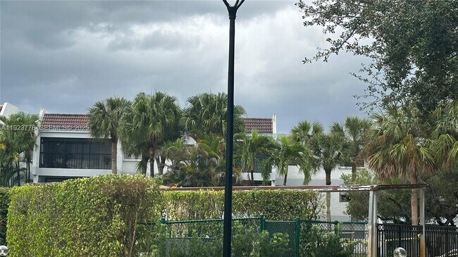 Building Photo - 200 Lakeview Dr