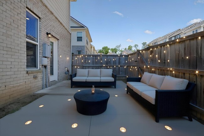 Building Photo - Modern 3BR Townhome with Garage in Desirable Nichols Vale