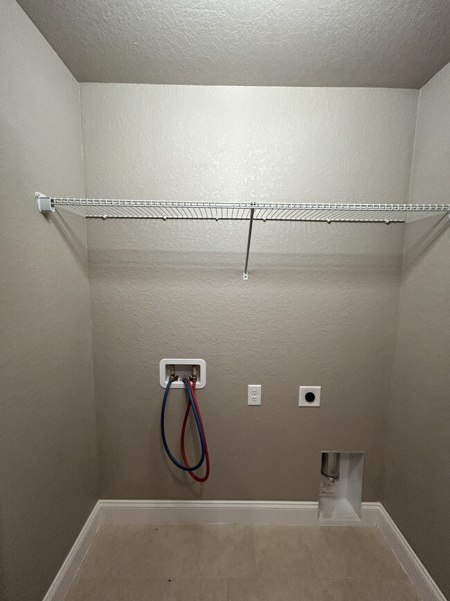 Building Photo - 2402 Chestnut Woods Dr