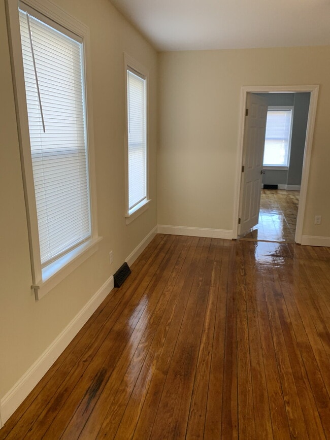 Building Photo - 1ST FLOOR!  3-bedroom unit located on a quiet dead-end street!