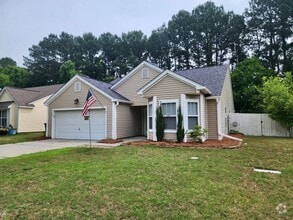 Building Photo - Spacious 3 bedroom with an outside oasis -...
