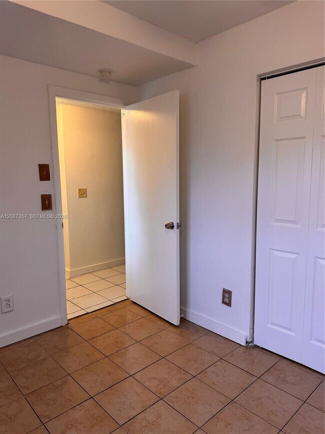 Building Photo - 3625 SW 70th Ave