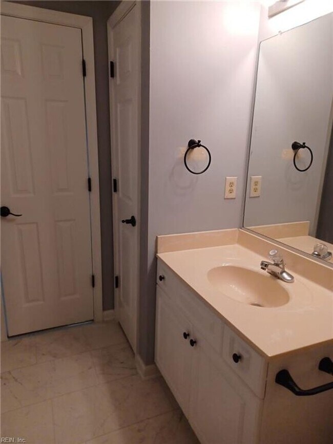 Building Photo - 1332 Lake Dr