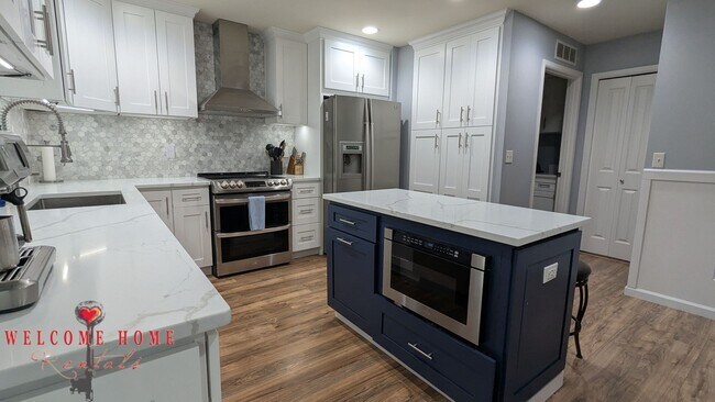 Building Photo - Flowing floorplan, minutes from I-5!!!