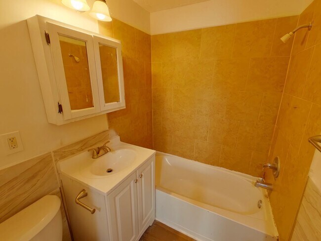 Building Photo - Updated 2BR Townhouse