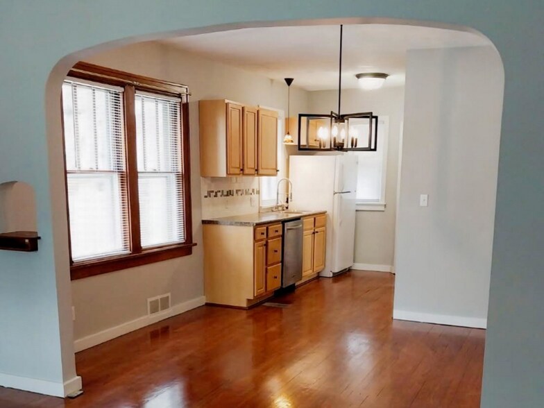 Building Photo - 1526 S 55th St