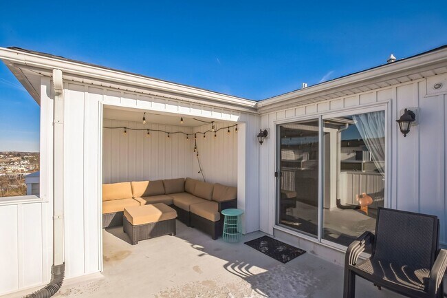 Building Photo - Gorgeous Conshohocken 3 Bedroom, 2.5 Bath END Unit Townhome With Amazing Views!