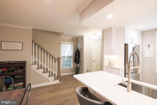 Building Photo - 332 S Alfred St