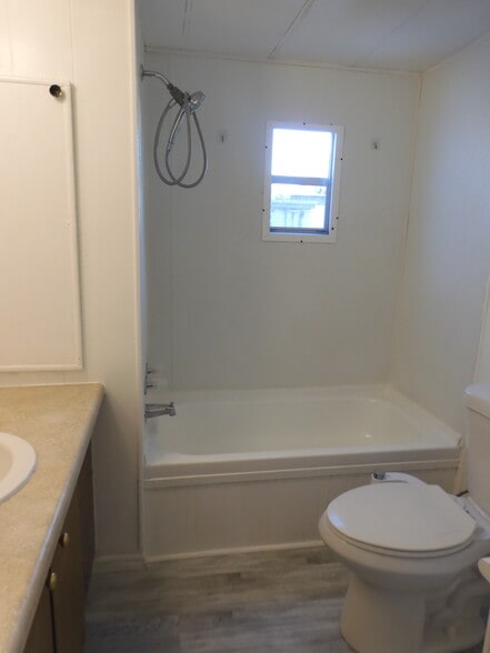 BATH WITH SHOWER - 7434 Hob Ln