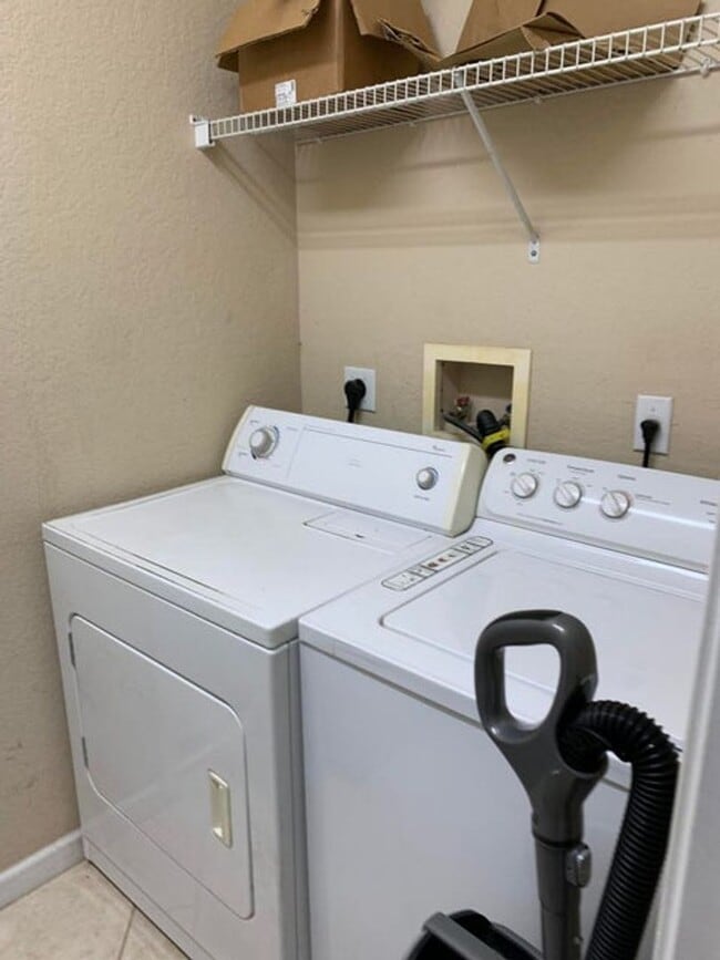 Building Photo - 9280 Silver Glen Way