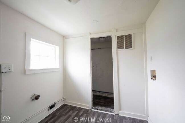 Building Photo - 238 N Beville Ave
