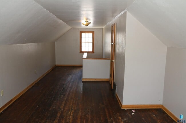 Building Photo - 733 S Glendale Ave