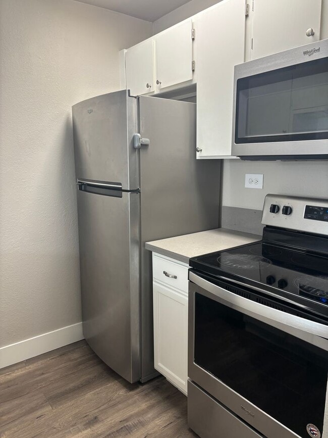 Building Photo - Renovated two bedroom two bath townhome, Windsor!!