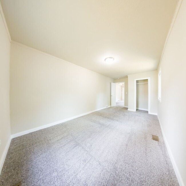 Building Photo - 2 Bedroom with Bonus Room Near Fairgrounds