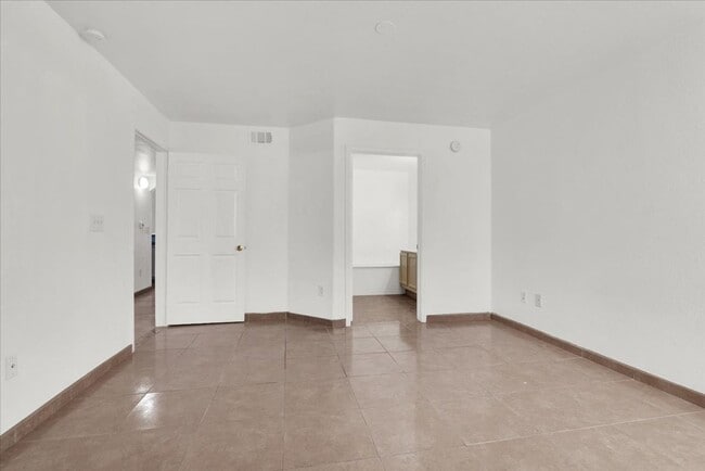 Building Photo - 2 Bedroom 2 Bathroom Ground Floor Condo Unit!